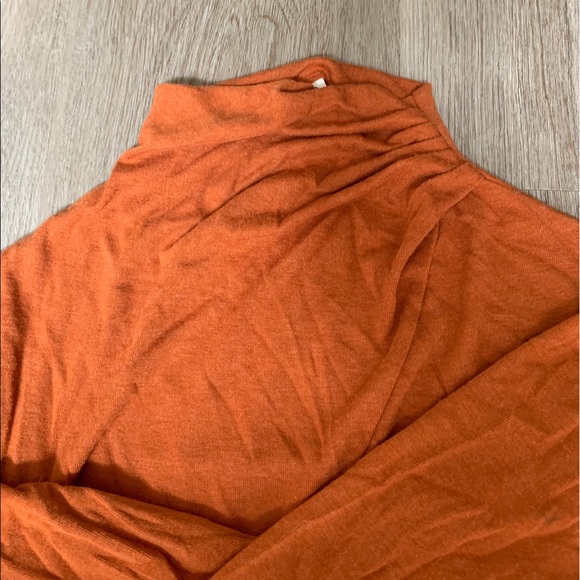 Stunning burnt orange turtle neck crop - Picture 3 of 3